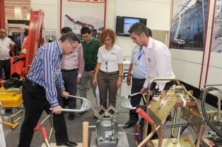 Başkan Gökçek, Yapı Fuarı'nda yeni ürünleri inceledi