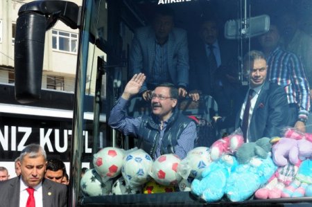 Başkan Gökçek ilçe ilçe gezip vatandaşlarla bayramlaşıyor