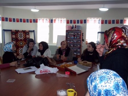 Başkan Gültekin'in Eşinden, Kursiyerlere 8 Mart Kadınlar Günü Jesti