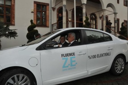 Başkan Gürün, elektrikli araç ile test sürüşü yaptı