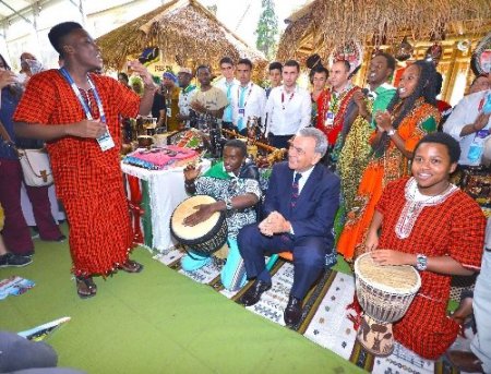 Başkan Kocaoğlu, Kültür Şöleni'nde 32 dakikada Afrika turu yaptı