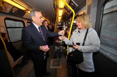 Başkan Kocaoğlu, Metroya Binerek Kadınlara Karanfil Dağıttı