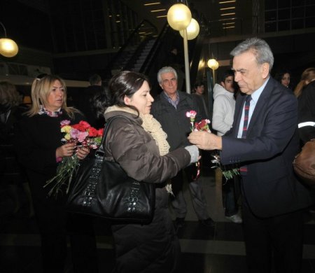 Başkan Kocaoğlu, Metroya Binerek Kadınlara Karanfil Dağıttı