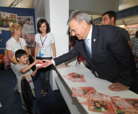 Başkan Kocaoğlu çocuklara süt dağıttı