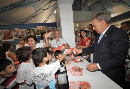 Başkan Kocaoğlu çocuklara süt dağıttı