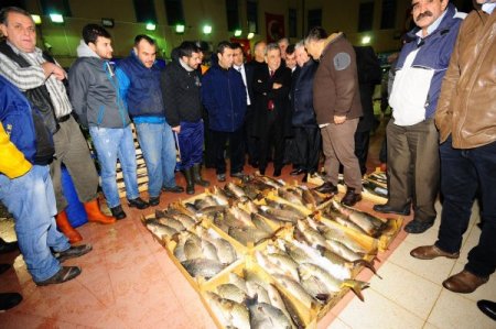 Başkan Kocaoğlu ve Demirtaş, güneş doğmadan halleri gezdi