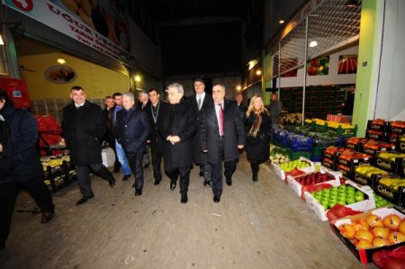 Başkan Kocaoğlu ve Demirtaş, güneş doğmadan halleri gezdi
