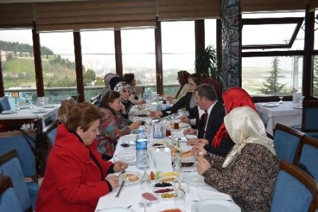 Başkan Köktaş, İlçe Kadın Kolları Başkanları ile bir araya geldi