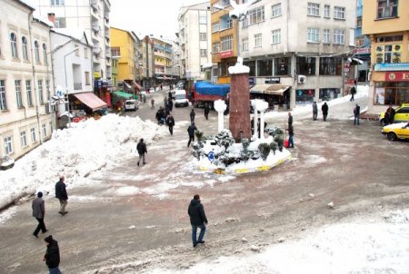 Başkan Kurt: Mahalle yollarının ulaşıma açılmasına çalışılıyor