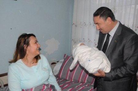Başkan Kurtulan ‘Ebeler Haftası’nı kutladı