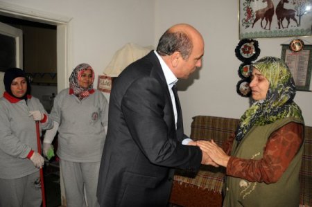 Başkan Ok, bayram öncesi evleri temizlenen yaşlıları ziyaret etti