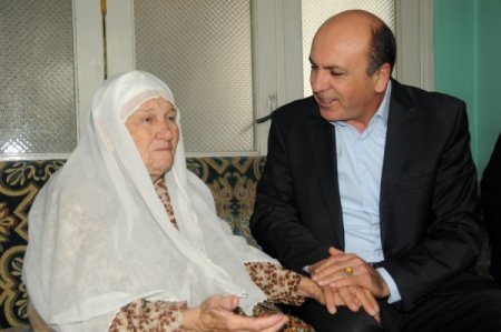 Başkan Ok, bayram öncesi evleri temizlenen yaşlıları ziyaret etti