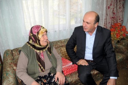 Başkan Ok, bayram öncesi evleri temizlenen yaşlıları ziyaret etti