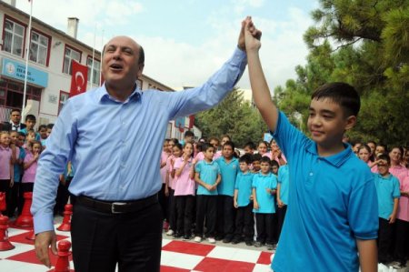 Başkan Ok'tan en çok atık pil toplayan okul ve öğrencileri ödüllendirdi