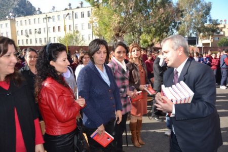 Başkan Özgan, öğretmenlere kitap hediye etti