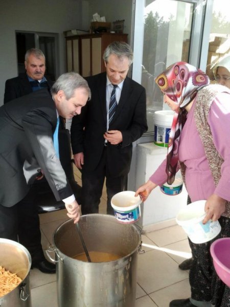 Başkan Özgan aşevinde yemek servisi yaptı