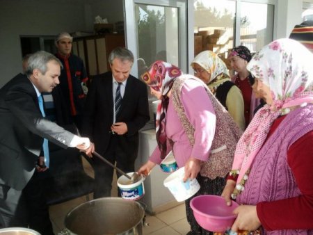 Başkan Özgan aşevinde yemek servisi yaptı