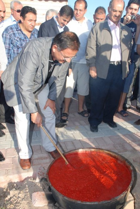 Başkan Özhaseki, hobi bahçesinde salça kaynattı
