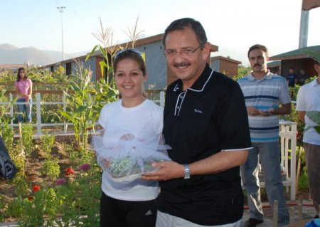 Başkan Özhaseki, hobi bahçesinde salça kaynattı