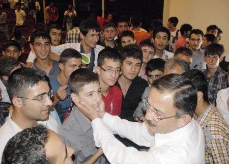 Başkan Özhaseki, Kravatını Diyarbakırlı Öğrenciye Hediye Etti