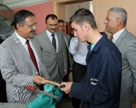 Başkan Özhaseki, meslek lisesi öğrencileriyle yemek yedi