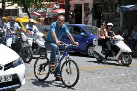 Başkan Saatcı programlarına bisikletle gitti