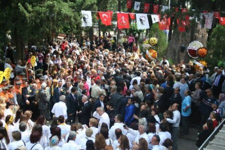 Başkan Sarıgül: Güneydoğu'da savaş uçakları değil, turist uçakları gitmeli