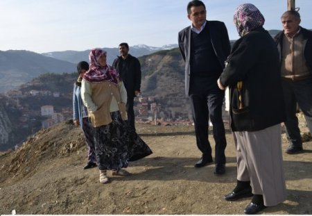 Başkan Sezer, mahallelerde vatandaşların sorununu dinliyor