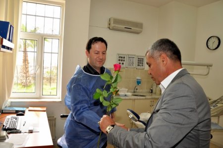 Başkan Sözen, doktorların gününü gül takdimiyle kutladı