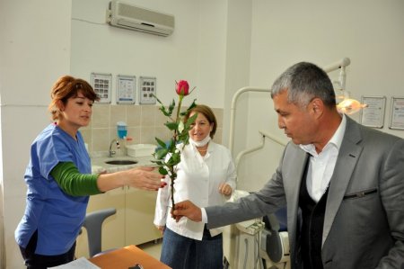Başkan Sözen, doktorların gününü gül takdimiyle kutladı