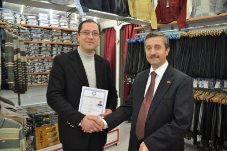 Başkan Tahmazoğlu, İş Yeri Açma Ruhsatlarını Esnafa Kendi Eliyle Verdi