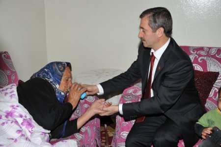 Başkan Tahmazoğlu'ndan 111 yaşındaki yaşlı kadına 8 Mart ziyareti