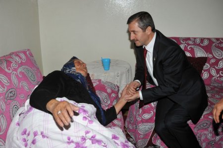 Başkan Tahmazoğlu'ndan 111 yaşındaki yaşlı kadına 8 Mart ziyareti