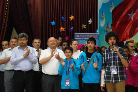 Başkan Tarhan, Türkçe Olimpiyatları'na Katılan Öğrencilere Hediye Verdi