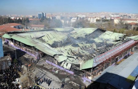 Başkan Tiryaki, Altındağ’da yanan çarşının esnafları ile görüştü