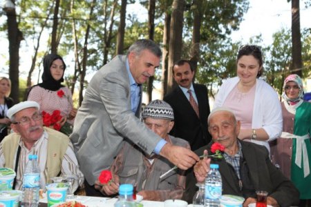 Başkan Toçoğlu, huzurevi yaşlılarına yemek verdi