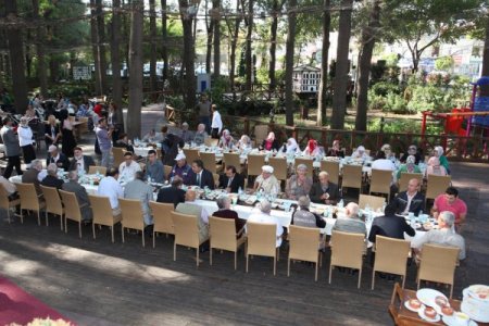 Başkan Toçoğlu, huzurevi yaşlılarına yemek verdi