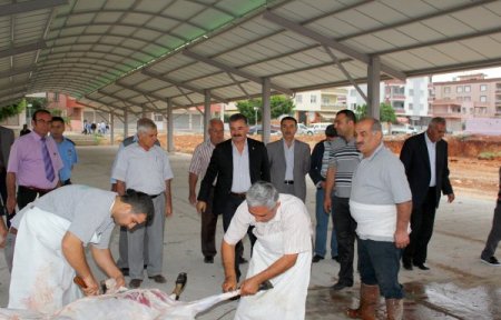 Başkan Tuna kurban kesim ve satış alanlarını ziyaret etti