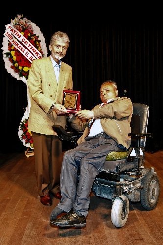 Başkan Tuna’ya engellilerden plaket
