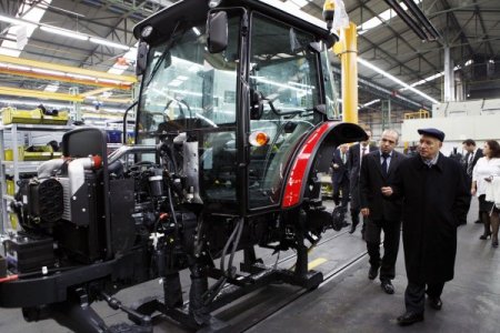 Başkan Yaşar'dan traktör fabrikasına ziyaret