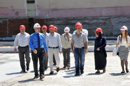 Başkan Yenihan, yöresel ürünler pazarı inşaatını denetledi