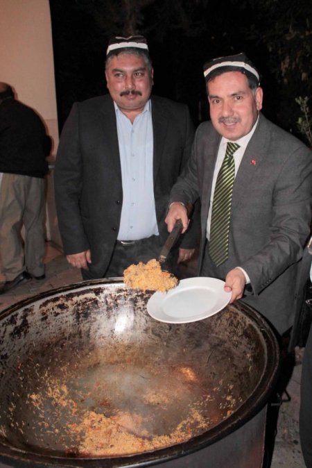 Başkan Zenbilci Türkistan pilavı dağıttı