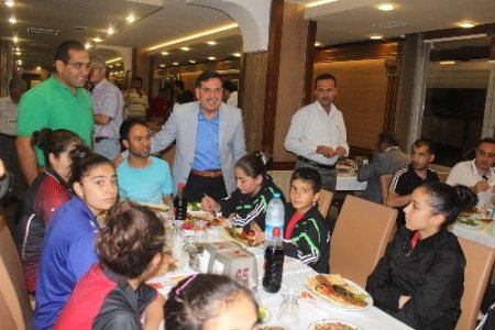 Başkan Zenbilci'den genç sporculara Adana kebabı