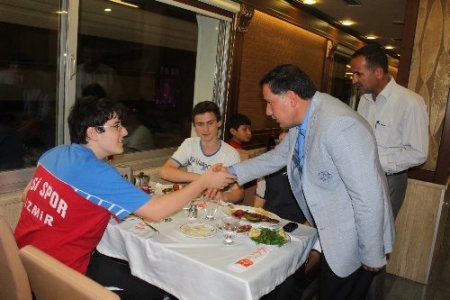 Başkan Zenbilci'den genç sporculara Adana kebabı