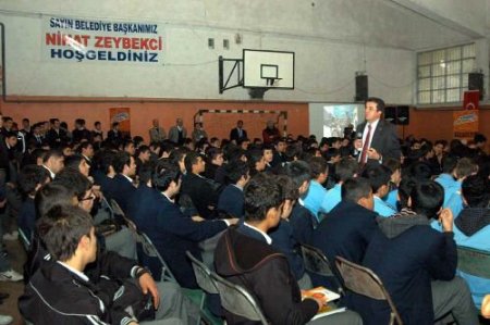 Başkan Zeybekci Liselerde Öğrencilerin Sorularını Cevaplıyor
