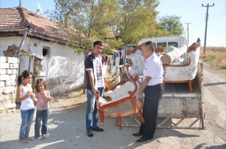 Başkanın eşinden ihtiyaç sahibi aileye yardım