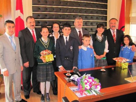 Başkanlık Koltuğuna Oturan Öğrenci, Kaldırım İşgallerinin Giderilmesini İstedi
