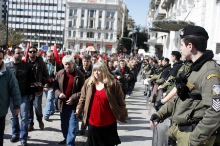 Başkent Atina'da binlerce çalışan durgunluğu protesto etti