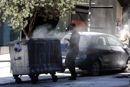 Başkent Atina'da binlerce çalışan durgunluğu protesto etti
