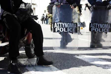 Başkent Atina'da binlerce çalışan durgunluğu protesto etti